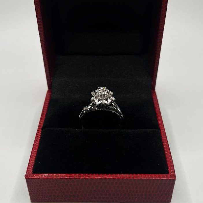 ANILLO EN ORO BLANCO 18K CON BRILLANTES CORTE 8x8