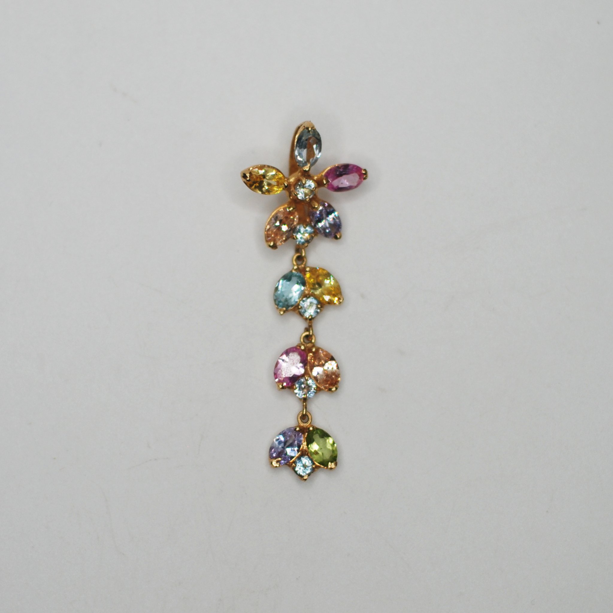 DIJE EN ORO 18 KILATES CON PIEDRAS NATURALES DE COLORES