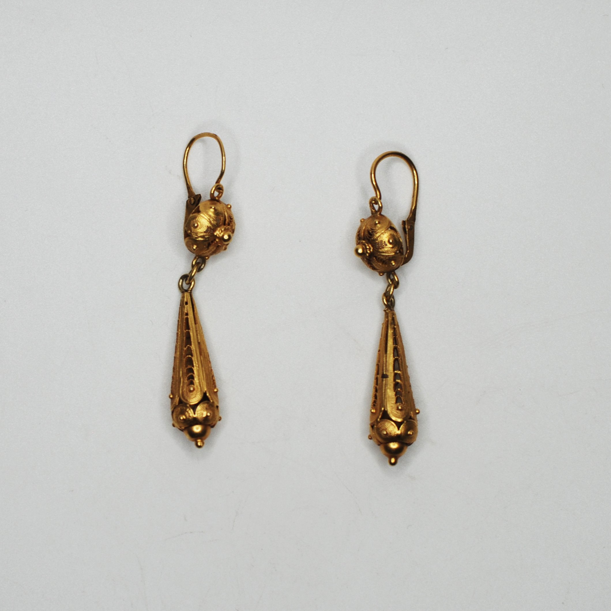 ARO COLGANTE EN ORO 18 KILATES CON DISEÑO FILIGRANA