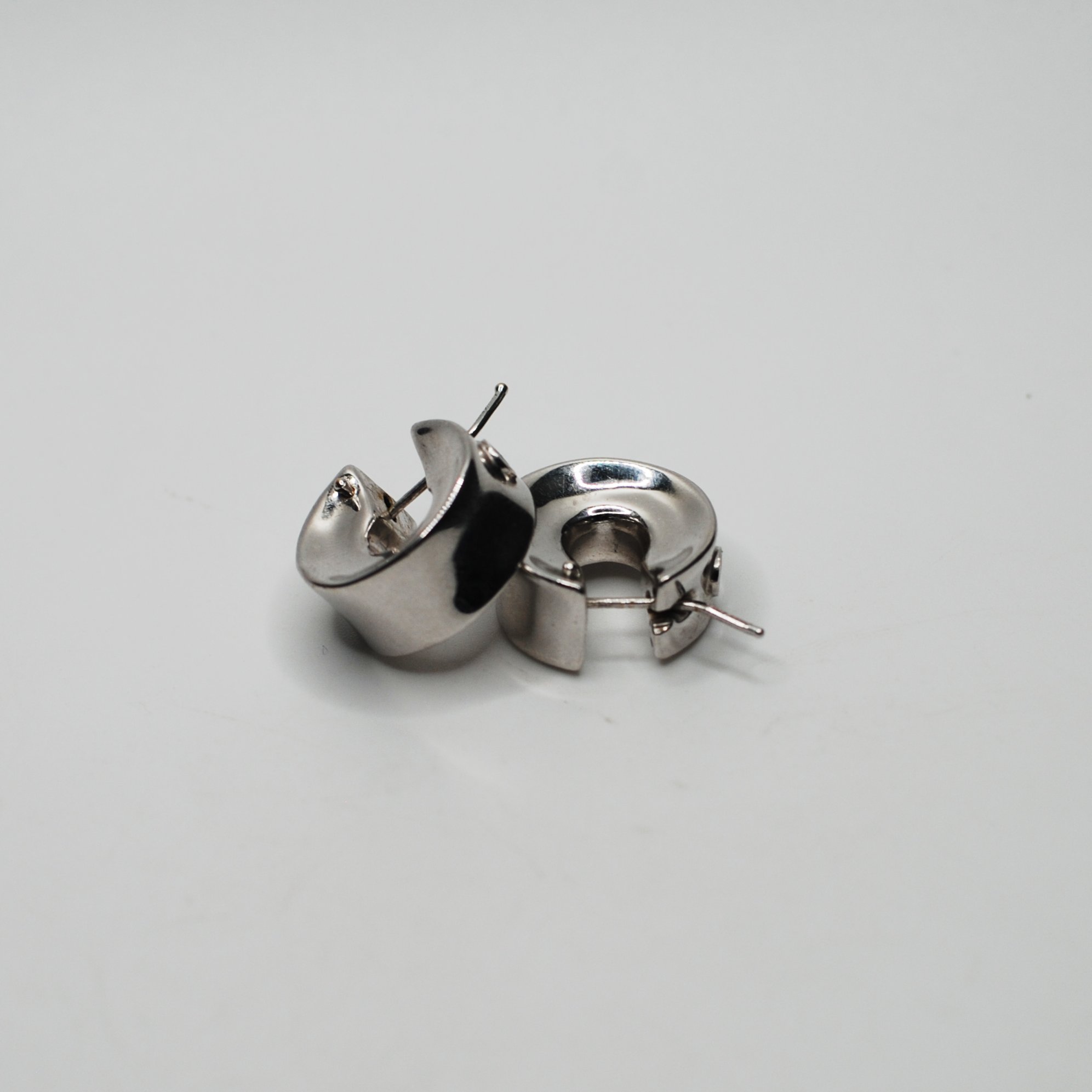 ARO EN ORO BLANCO 18 KILATES DE DISEÑO CIRCULAR