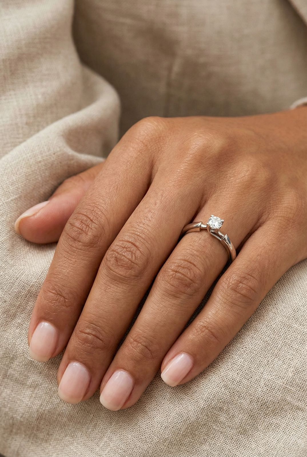 ANILLO SOLITARIO EN ORO BLANCO 18K CON BRILLANTE