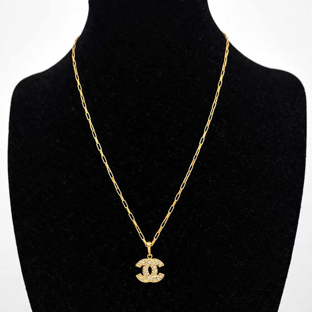 CONJUNTO DE ORO 18 KILATES CON DIJE LOGO CHANEL Y ZIRCONES