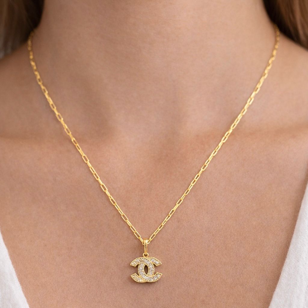 CONJUNTO DE ORO 18 KILATES CON DIJE LOGO CHANEL Y ZIRCONES