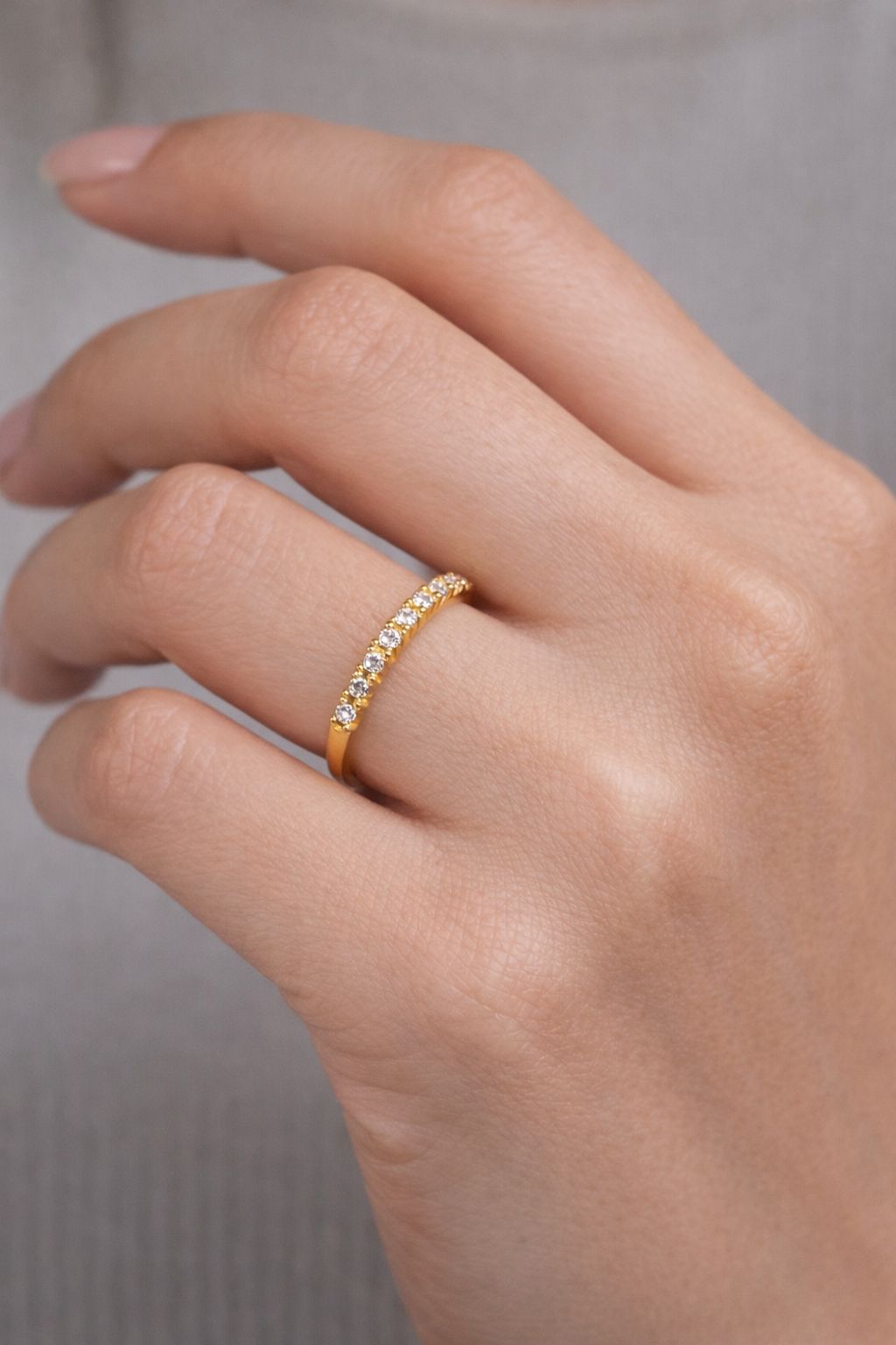 ANILLO MEDIO SIN FIN DE ORO 18 KILATES CON CHISPAS DE BRILLANTES