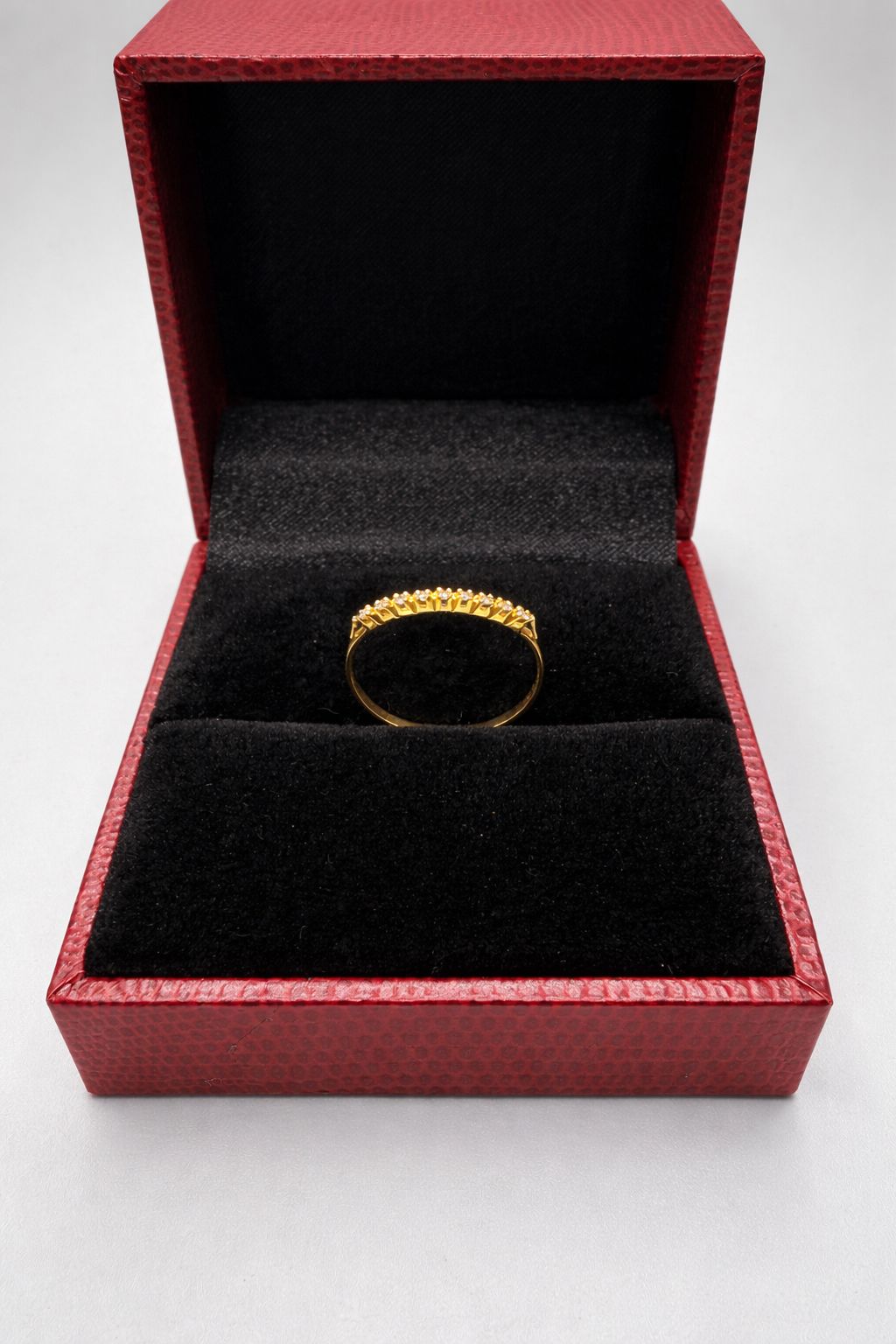 ANILLO MEDIO SIN FIN DE ORO 18 KILATES CON CHISPAS DE BRILLANTES