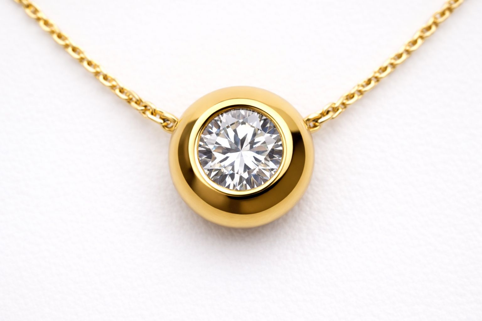 DIJE SUSANITA DE ORO 18 KILATES CON CIRCÓN