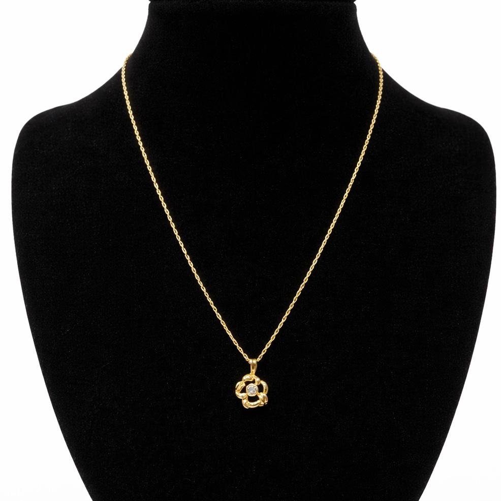 CONJUNTO DE ORO 18 KILATES CON DIJE DE FLOR Y CIRCÓN