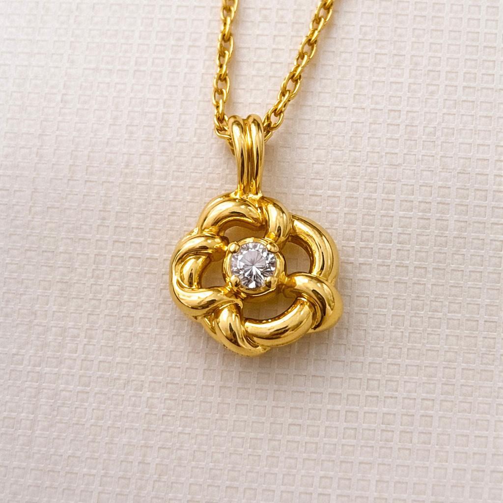 CONJUNTO DE ORO 18 KILATES CON DIJE DE FLOR Y CIRCÓN