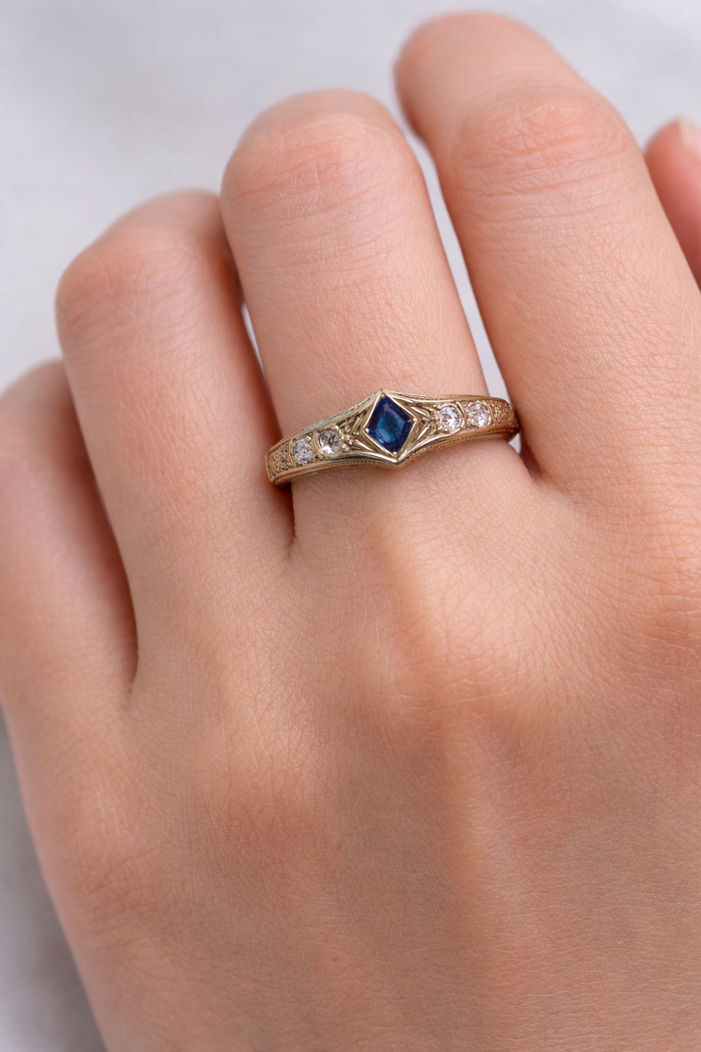 ANILLO DE ORO 18 KILATES CON DETALLES EN ORO BLANCO, ZAFIRO Y BRILLANTES