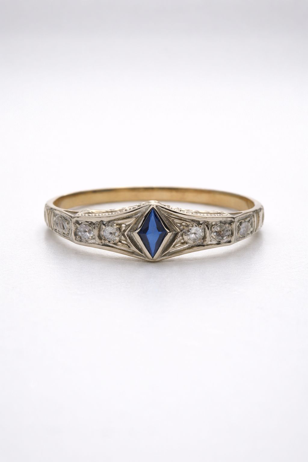 ANILLO DE ORO 18 KILATES CON DETALLES EN ORO BLANCO, ZAFIRO Y BRILLANTES