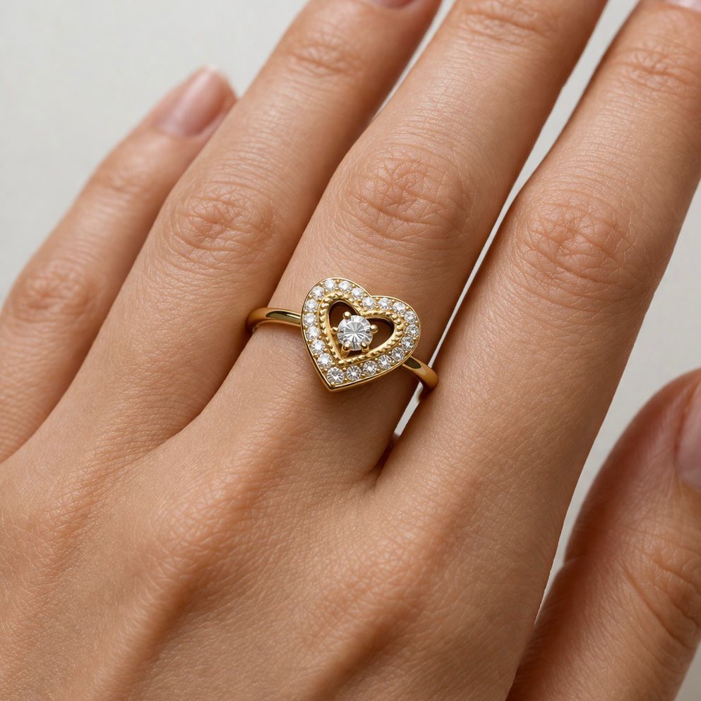 ANILLO DE ORO 18 KILATES CON CORAZÓN Y CIRCONES
