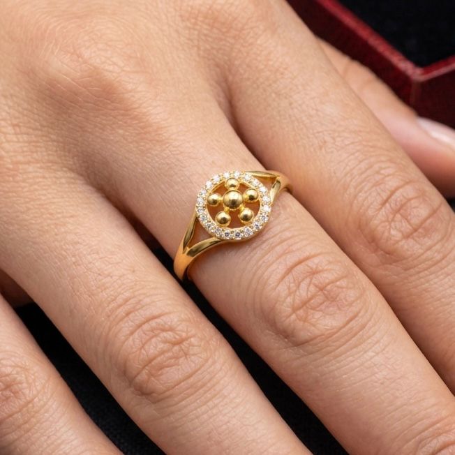 ANILLO DE ORO 18 KILATES CON DISEÑO GEOMÉTRICO
