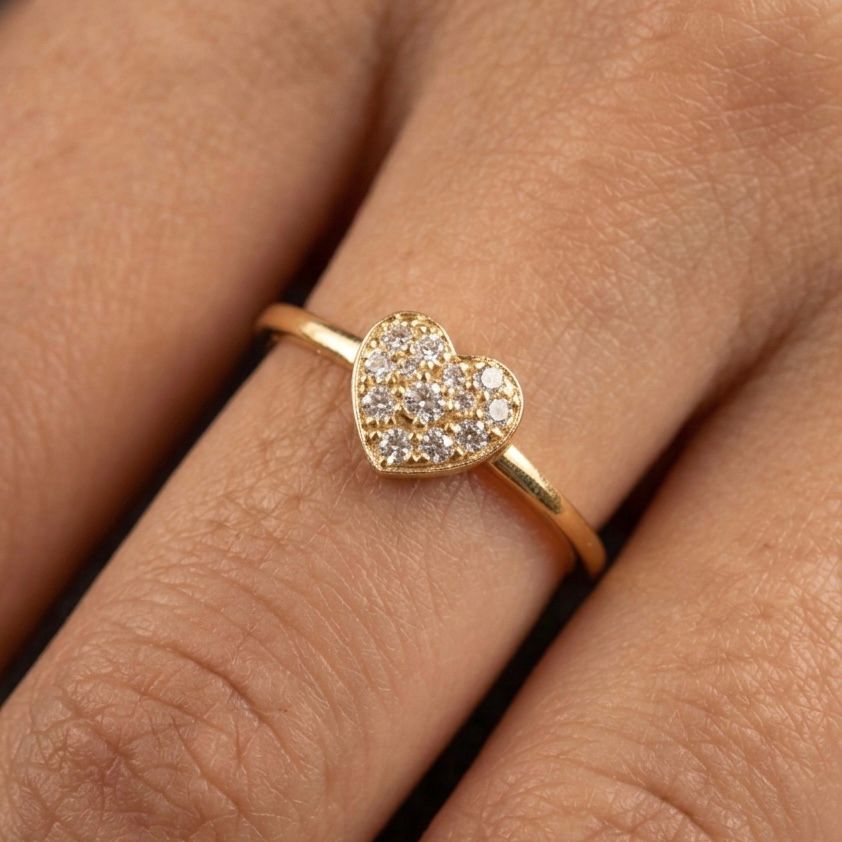 ANILLO DE ORO 18 KILATES CON CORAZÓN DE CIRCONES