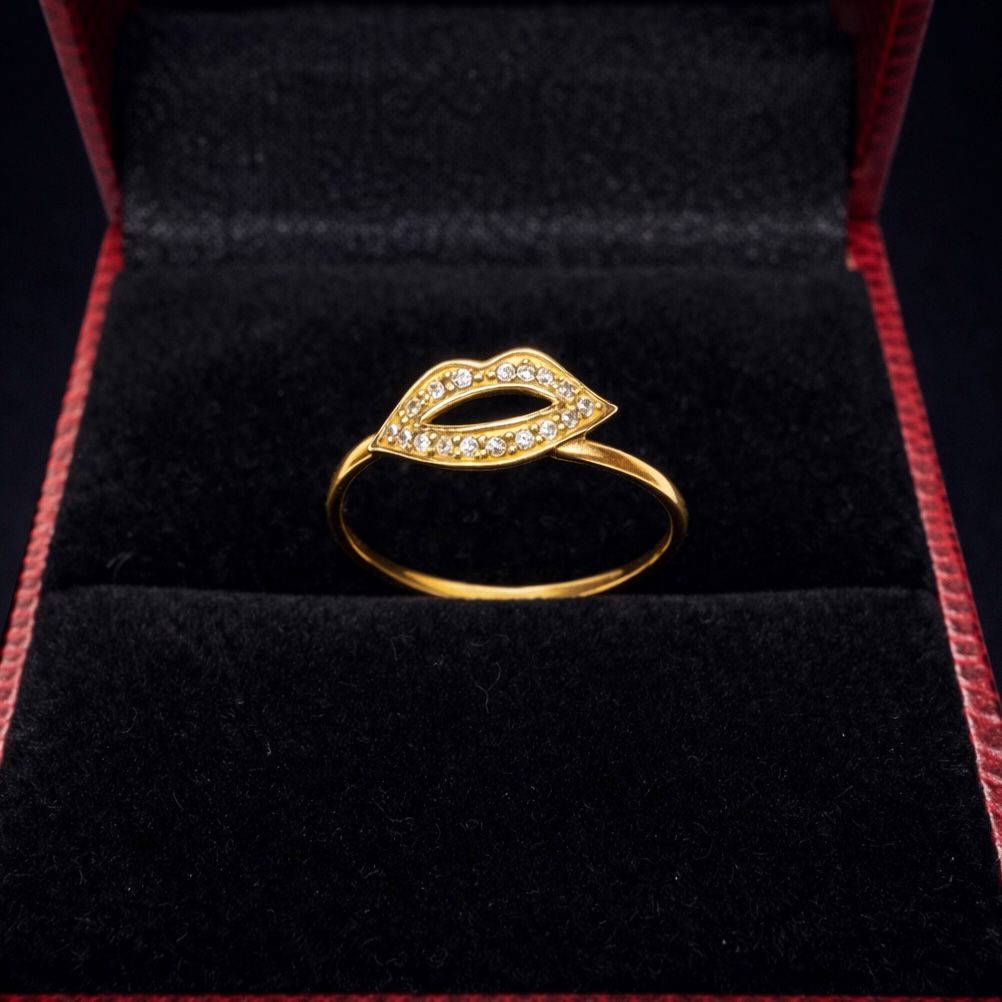 ANILLO DE ORO 18 KILATES CON DISEÑO DE LABIOS