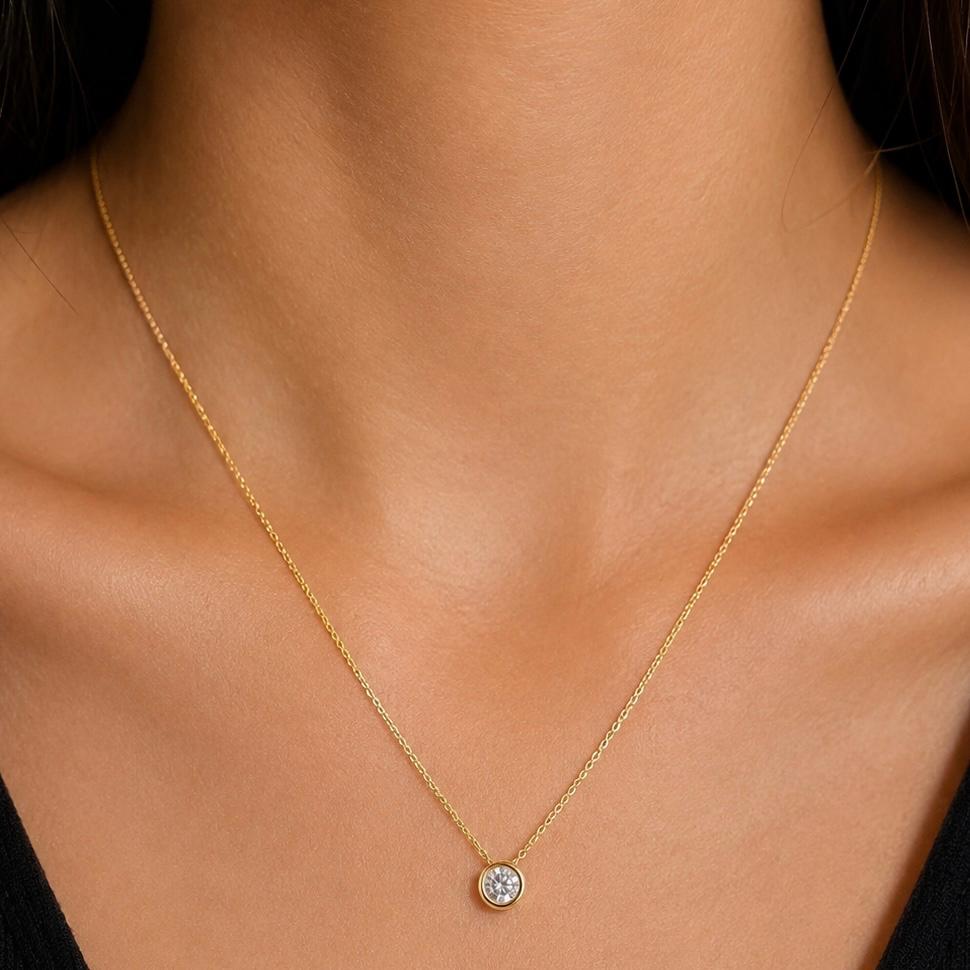 CONJUNTO EN ORO 18K CON PUNTO DE LUZ Y AROS