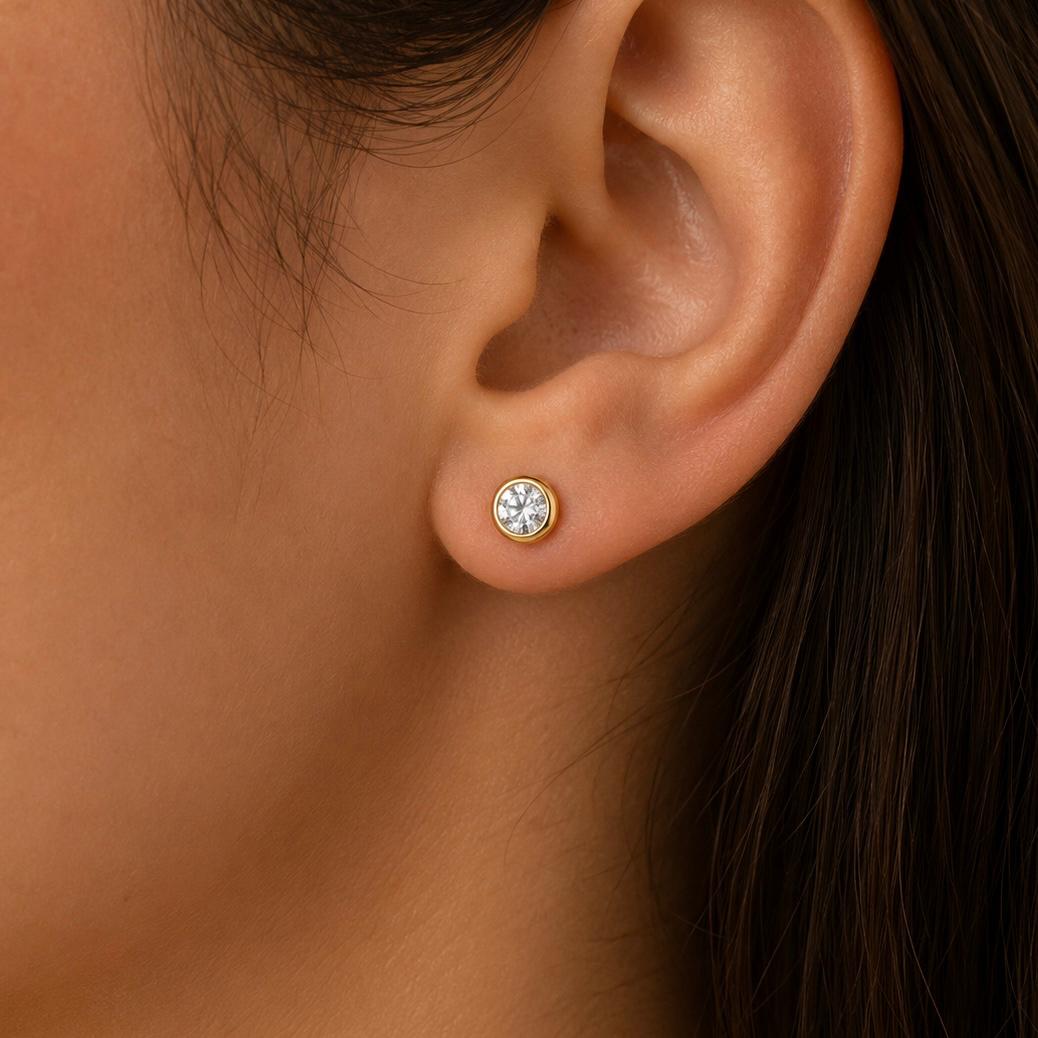 CONJUNTO EN ORO 18K CON PUNTO DE LUZ Y AROS