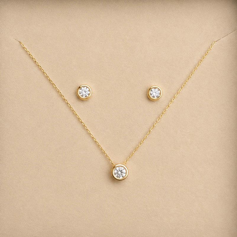 CONJUNTO EN ORO 18K CON PUNTO DE LUZ Y AROS