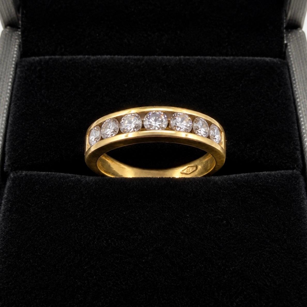 ANILLO MEDIO SIN FIN EN ORO 18K CON 0,80 CT EN BRILLANTES