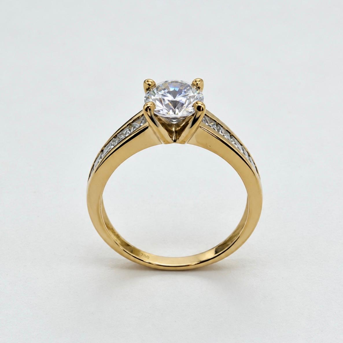 ANILLO SOLITARIO EN ORO 18K CON CIRCONES