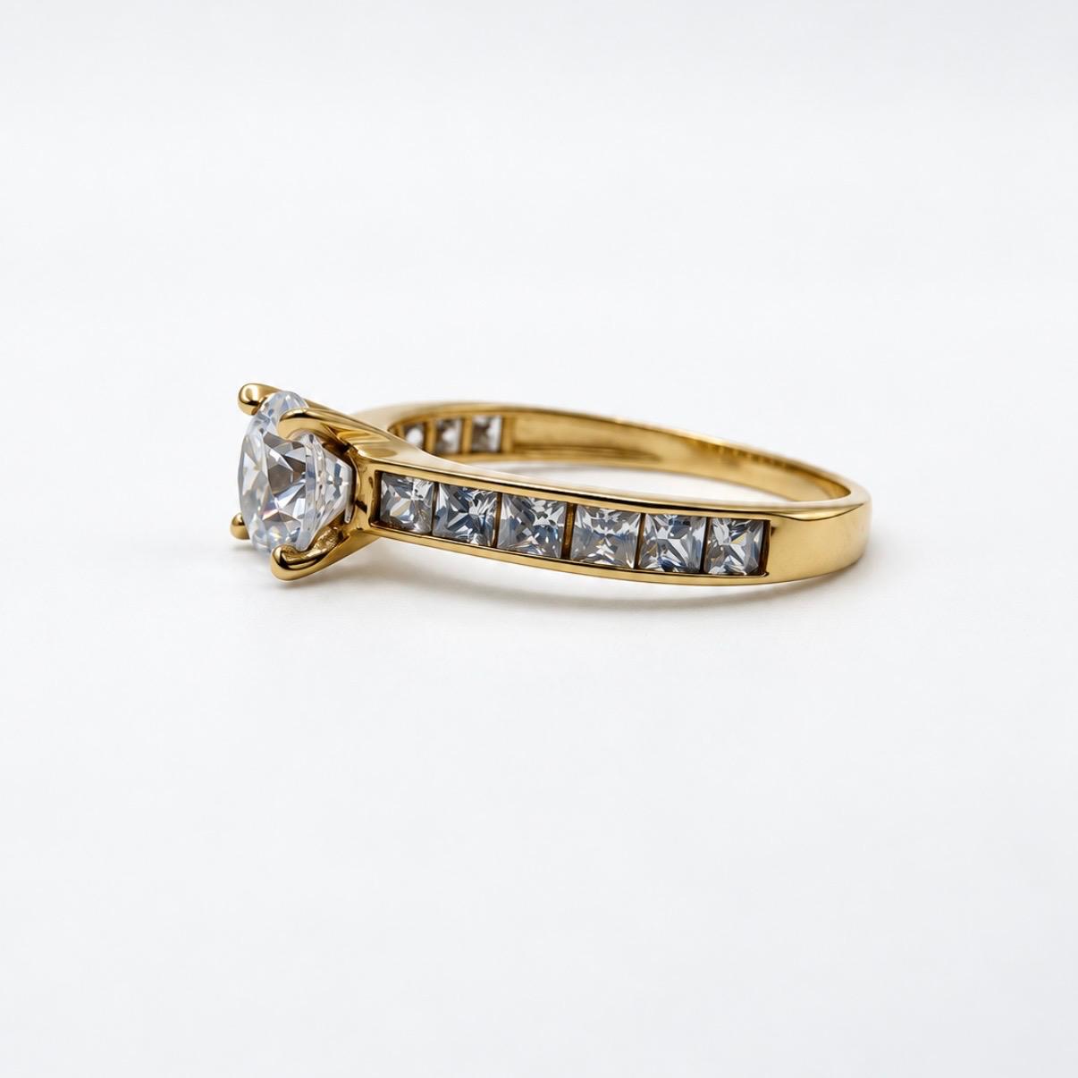 ANILLO SOLITARIO EN ORO 18K CON CIRCONES