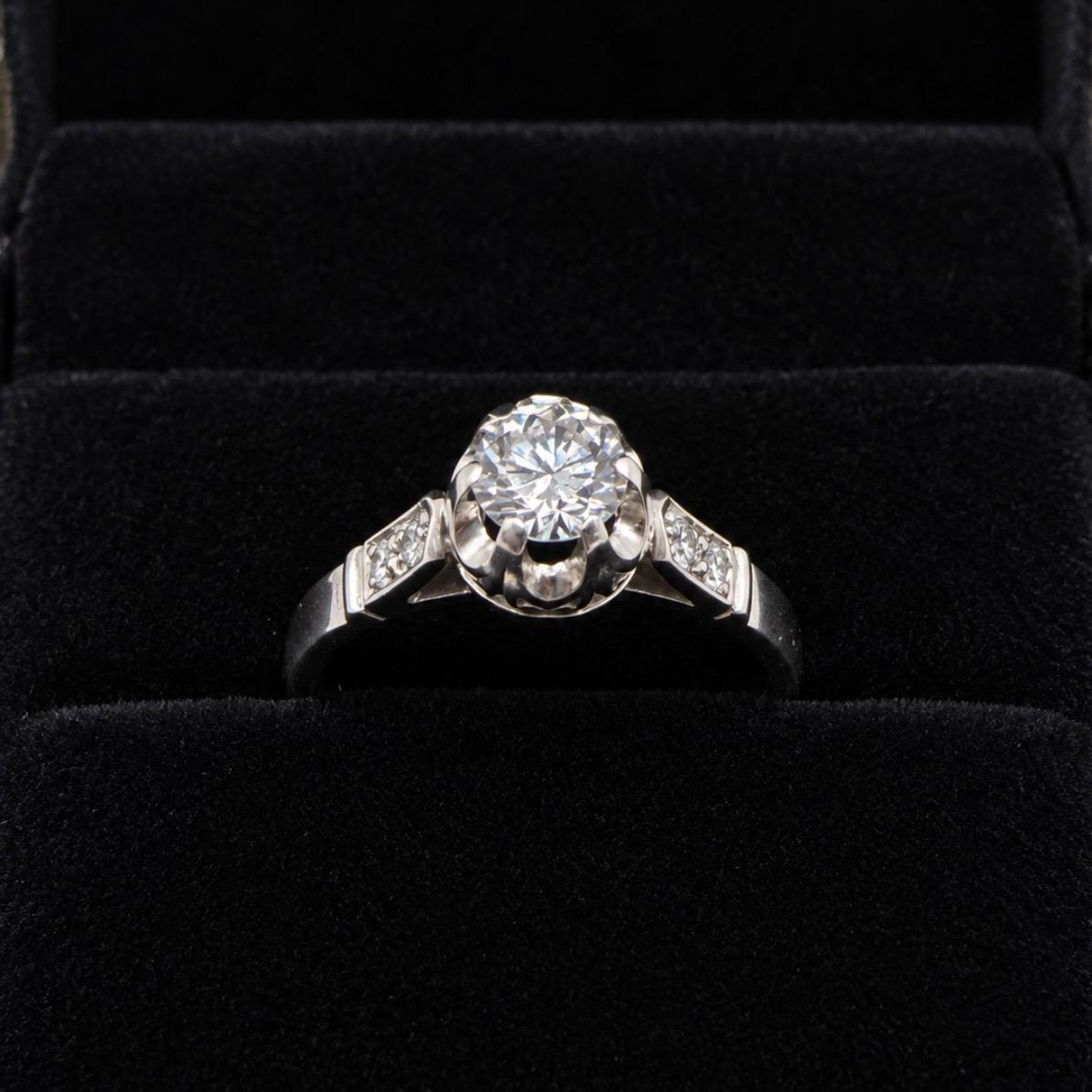 ANILLO DE COMPROMISO EN PLATINO CON BRILLANTE NATURAL