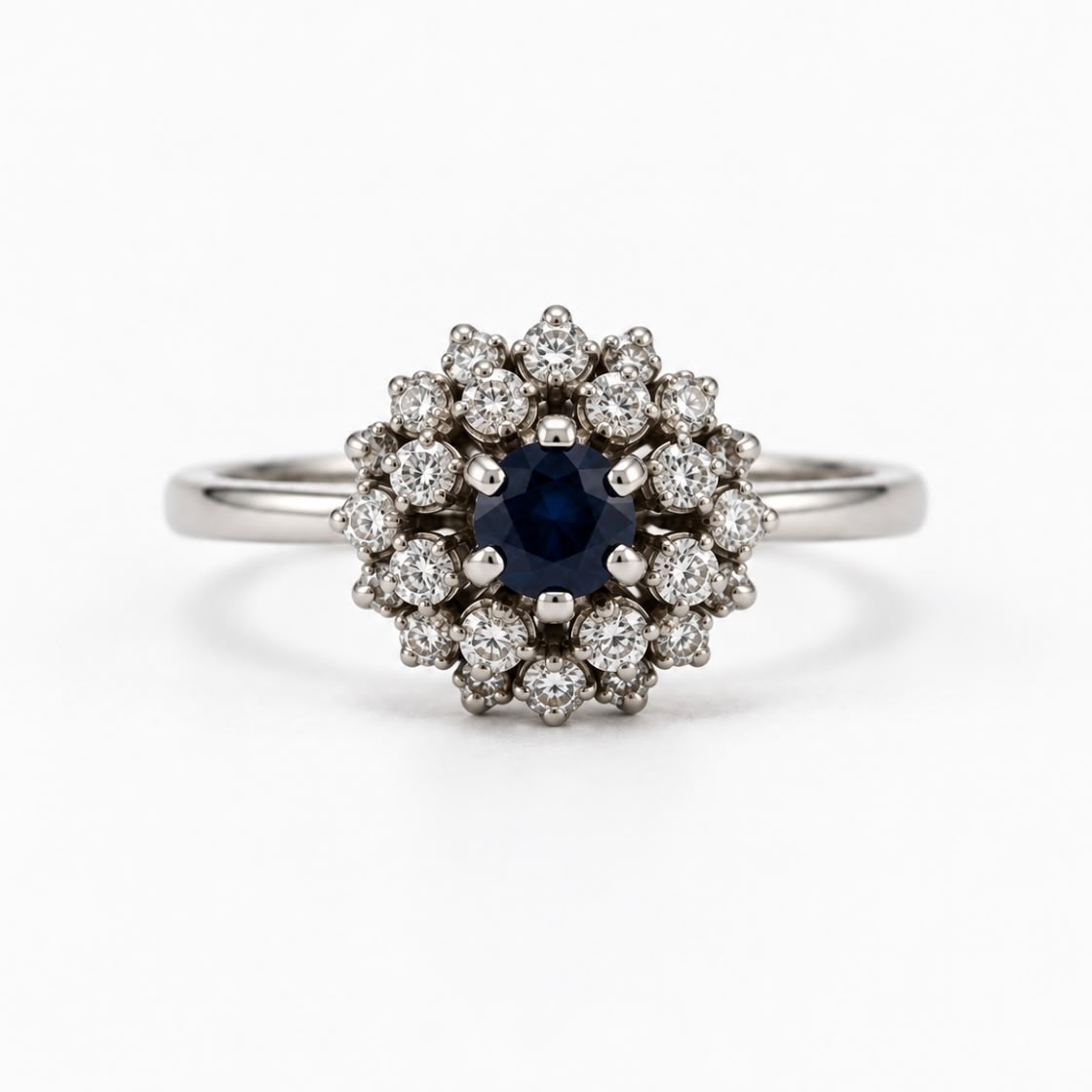 ANILLO ROSETA DOBLE HALO EN ORO BLANCO 18K CON ZAFIRO Y BRILLANTES
