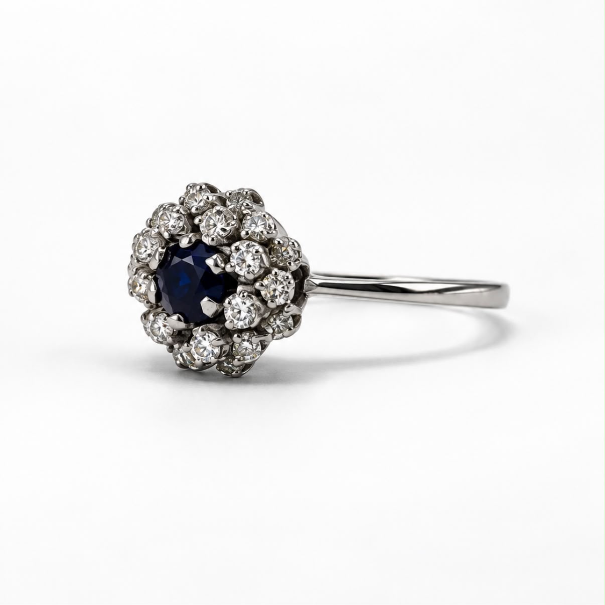 ANILLO ROSETA DOBLE HALO EN ORO BLANCO 18K CON ZAFIRO Y BRILLANTES