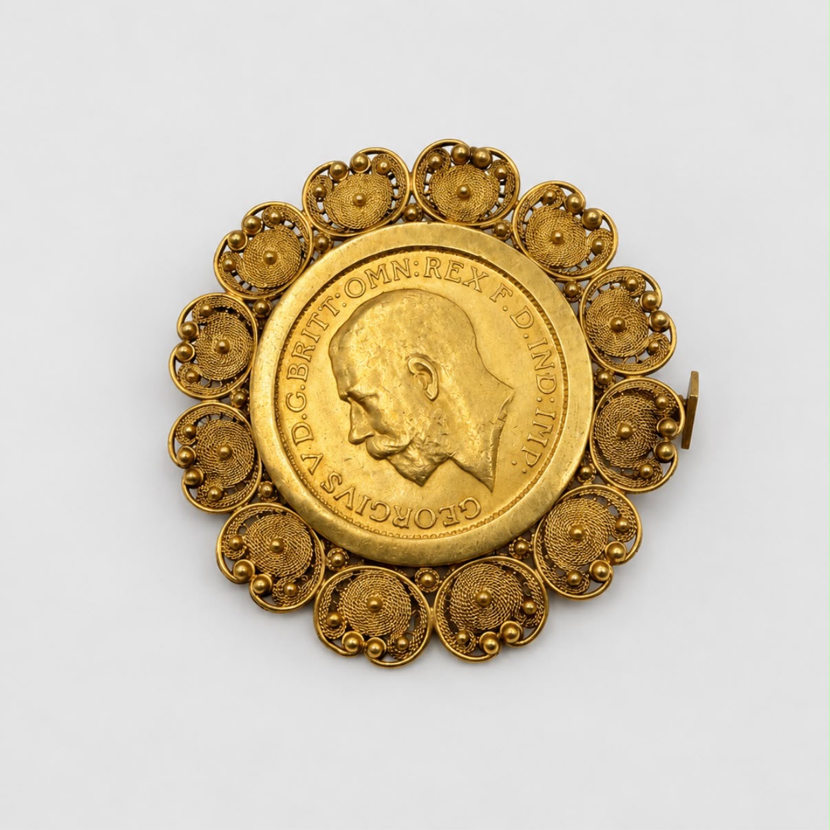 BROCHE CON LIBRA ESTERLINA DE ORO 1913 Y FILIGRANA EN ORO 18K