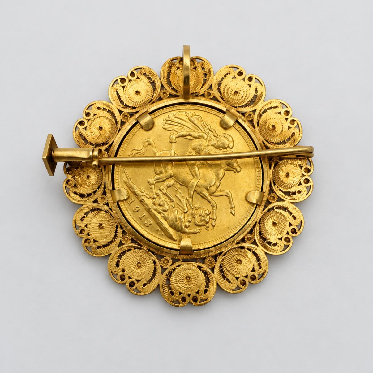 BROCHE CON LIBRA ESTERLINA DE ORO 1913 Y FILIGRANA EN ORO 18K