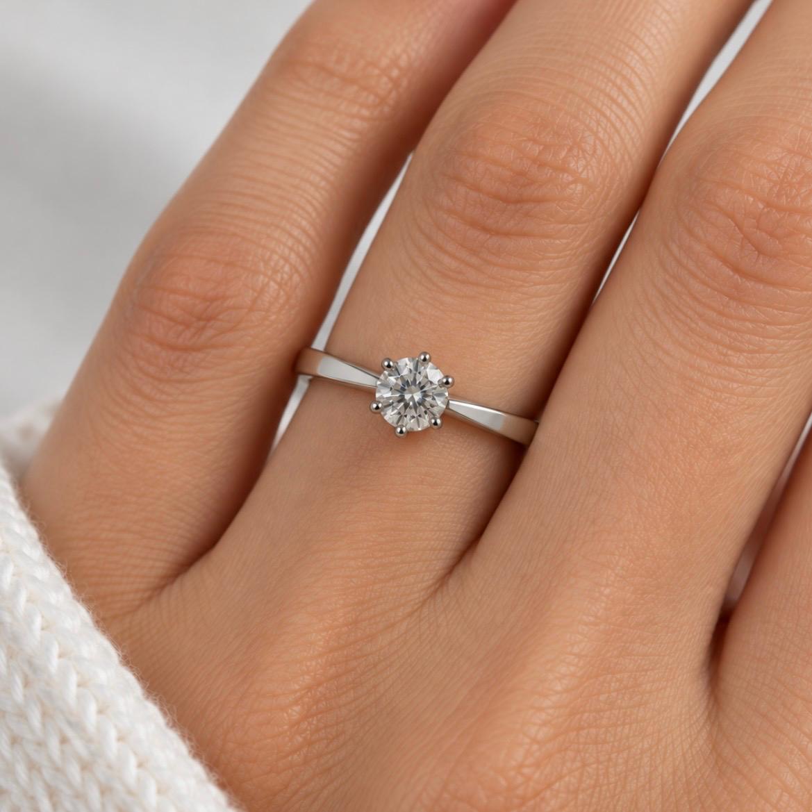 ANILLO SOLITARIO EN ORO BLANCO 18K CON BRILLANTE NATURAL