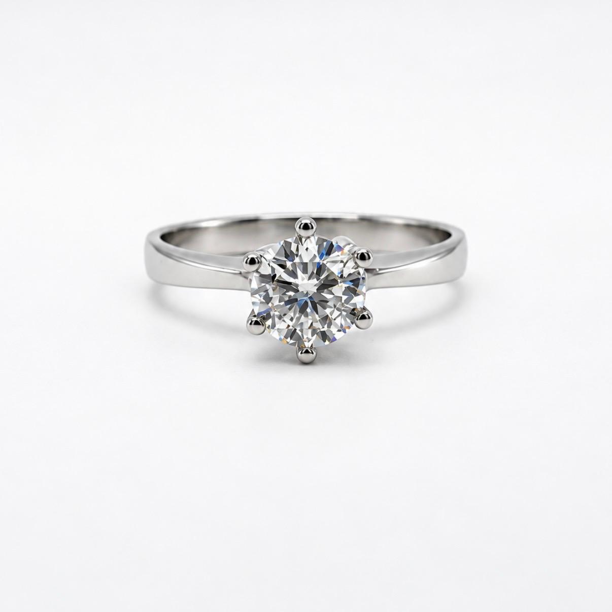 ANILLO SOLITARIO EN ORO BLANCO 18K CON BRILLANTE NATURAL